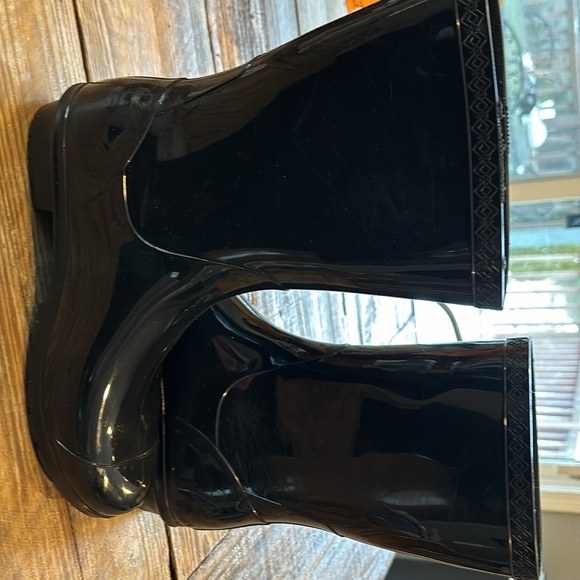 UGG rain boot. Size 8. - Picture 4 of 7